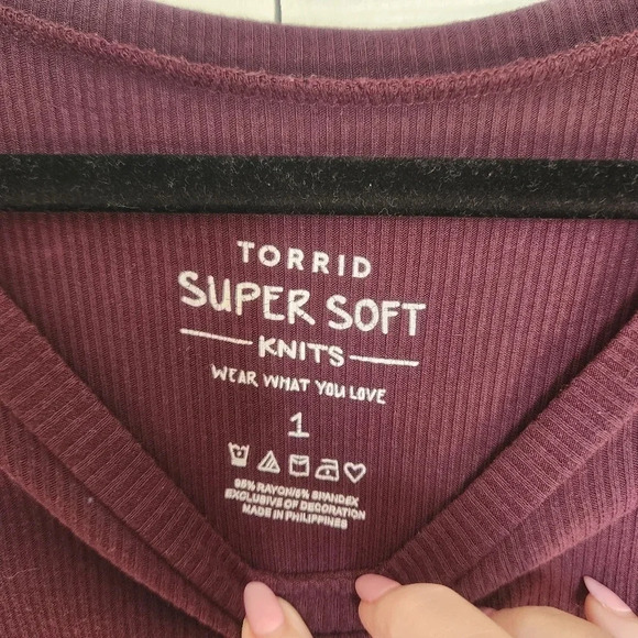 TORRID Long Sleeve Lace-Up Sleeve Tunic in  Berry Size 1 - Picture 3 of 9